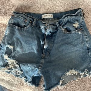 A&F 4” mom short